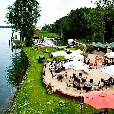 Hausboot Auf Dem Schweriner See Шверин