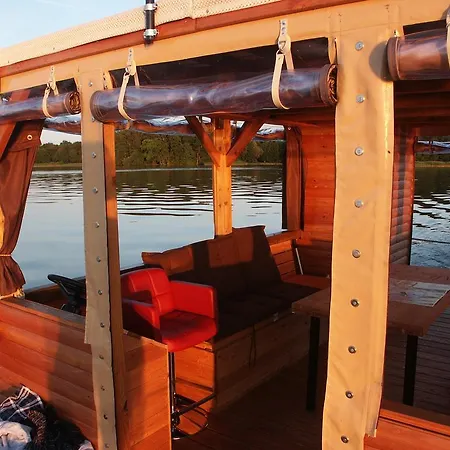 Hausboot Auf Dem Schweriner See Шверин