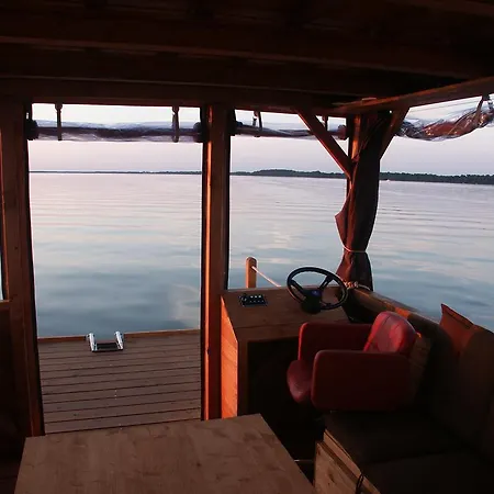 Hausboot Auf Dem Schweriner See *