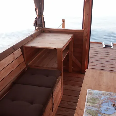 Hausboot Auf Dem Schweriner See Ботель *