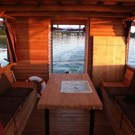 Hausboot Auf Dem Schweriner See * Шверин